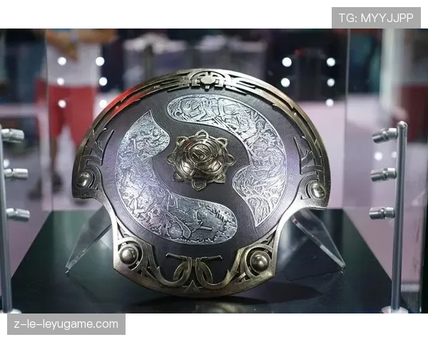 TI15现场应援礼包：里面居然有一枚纯银打造的迷你版不朽盾，太精致了！💎